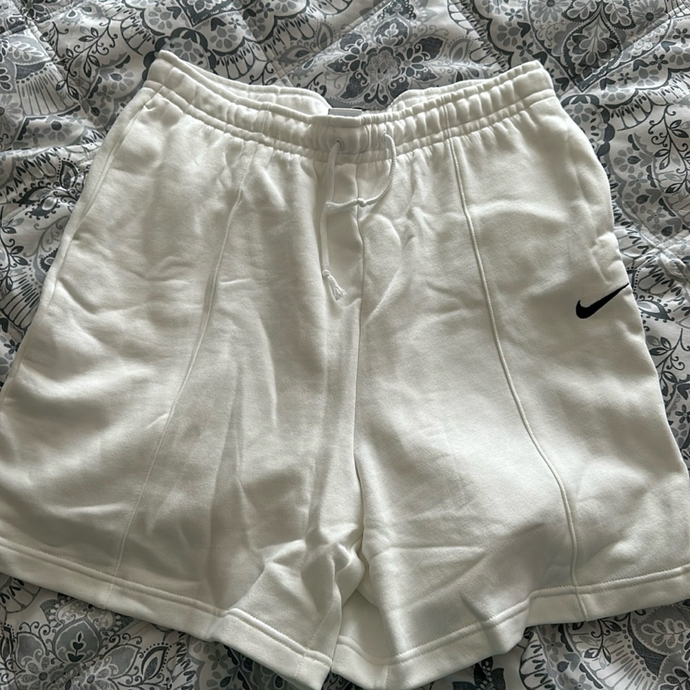 Men’s Nike shorts size Large. NWOT